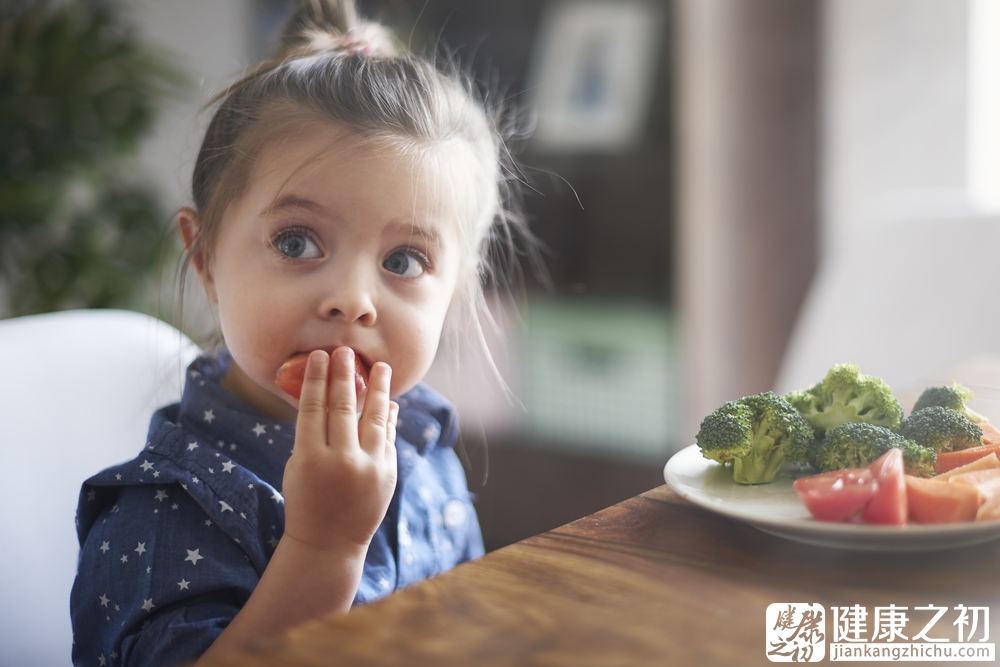 小娃娃吃蔬菜.jpg